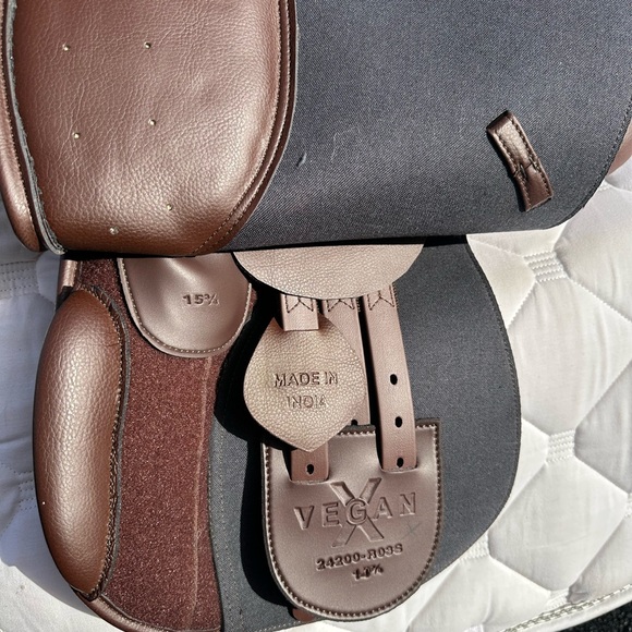 Henri de Rivel Vegan-X Junior Close Contact English Saddle 15 3/4” - Picture 4 of 7